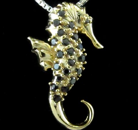 Pingente de Cavalo Marinho com Zircônias Banhado a Ouro