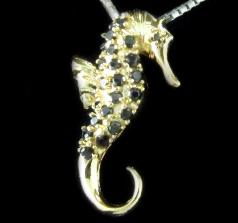 Pingente de Cavalo Marinho com Zircônias Banhado a Ouro