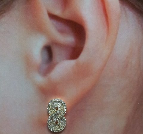 Brinco Infinito em Prata Banhado a Ouro 18K