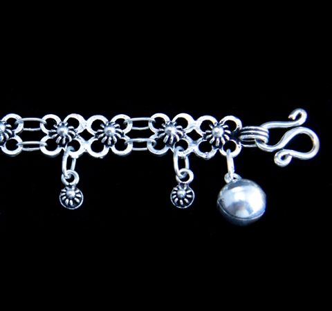 Pulseira Feminina de Prata com Pequenos Chocalhos